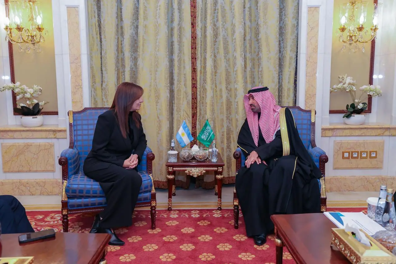 وزير الموارد البشرية يبحث تعزيز التعاون الدولي بسوق العمل