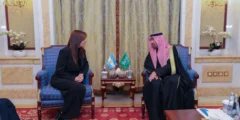 وزير الموارد البشرية يبحث تعزيز التعاون الدولي بسوق العمل