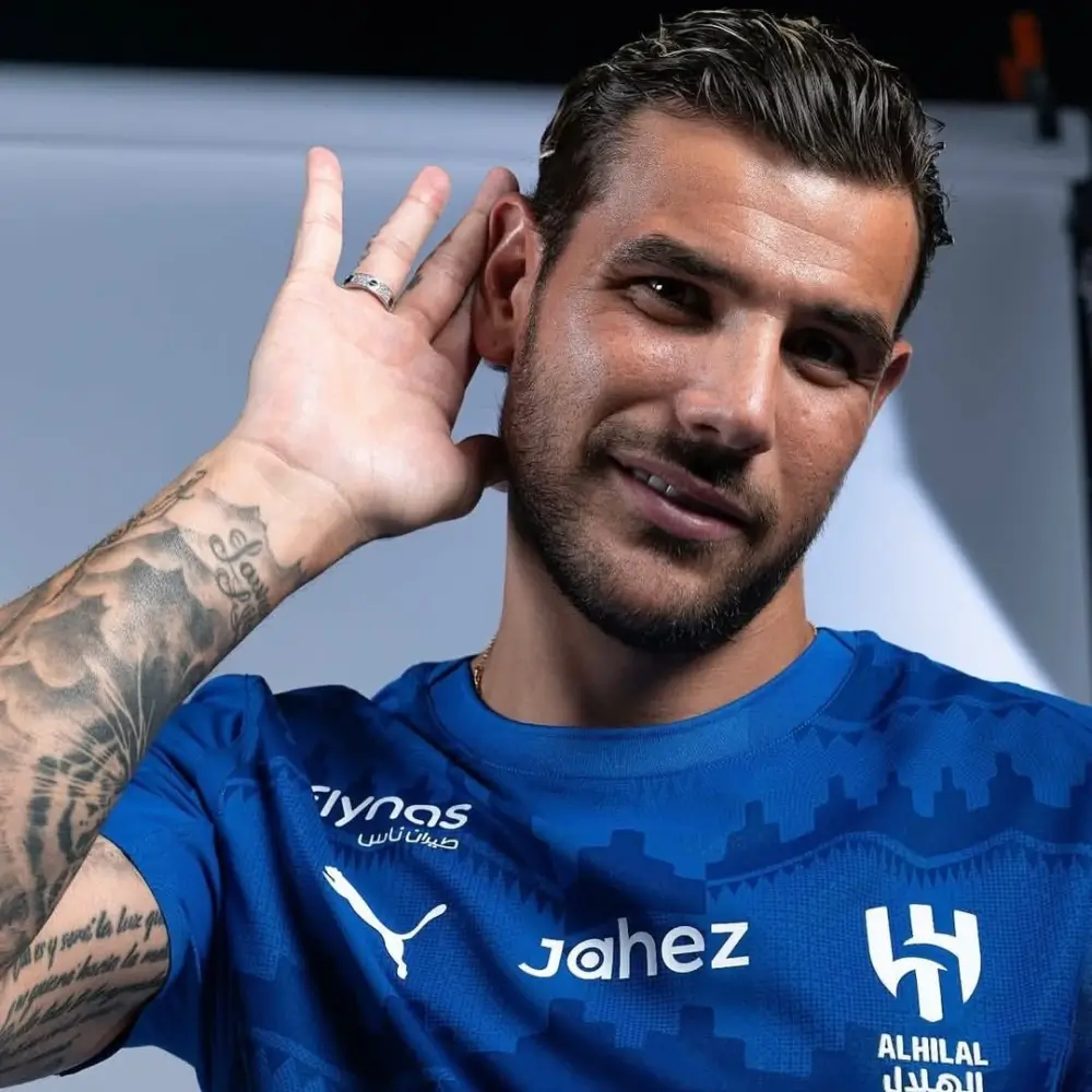 ثيو هيرنانديز من ألم الطفولة إلى نجم الهلال الجديد