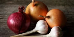 10 أطعمة تعزز صحة الأمعاء.. منها الثوم والبصل والموز