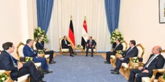 السيسي يستقبل المستشار الألماني على هامش قمة شرم الشيخ